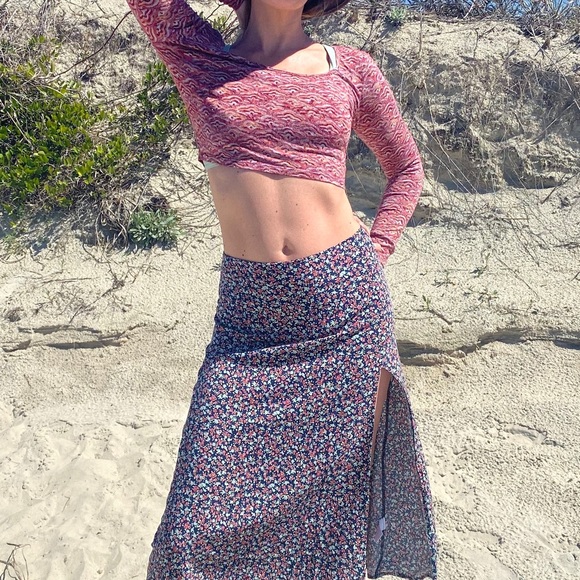 Billabong Tops - Billabong Long Sleeve Crop Top